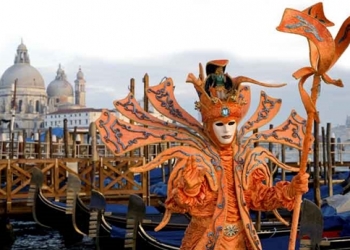 Yüzen şehir Venedik’te karnaval sürüyor