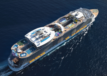 Dünyanın en büyük yolcu gemisi Fransa açıklarında deneme seferine başladı