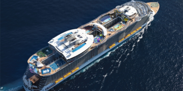 Dünyanın en büyük yolcu gemisi Fransa açıklarında deneme seferine başladı