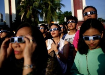 Endonezya’da 33 yıl aradan sonra tam güneş tutulması gözlemlendi