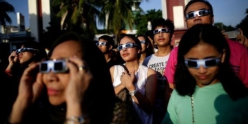 Endonezya’da 33 yıl aradan sonra tam güneş tutulması gözlemlendi