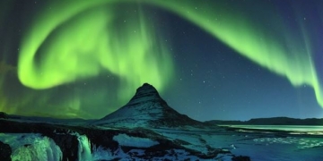 Kuzey Işıkları Britanya’yı rengarenk boyadı