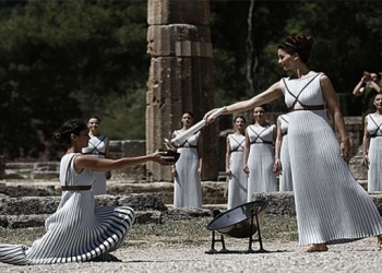 Yunanistan’da yakılan Olimpiyat Ateşi Brezilya’ya devredildi