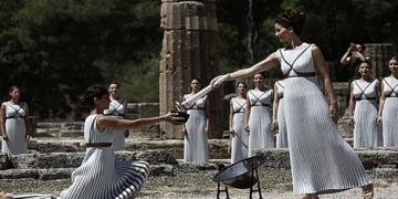 Yunanistan’da yakılan Olimpiyat Ateşi Brezilya’ya devredildi