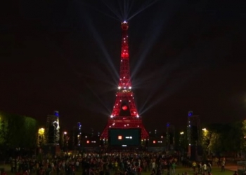 Paris’in simgesi Eyfel Kulesi kırmızı-beyaz