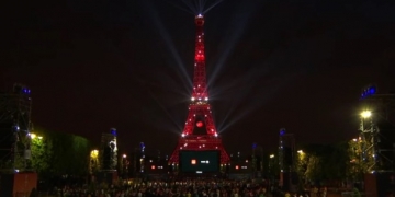Paris’in simgesi Eyfel Kulesi kırmızı-beyaz
