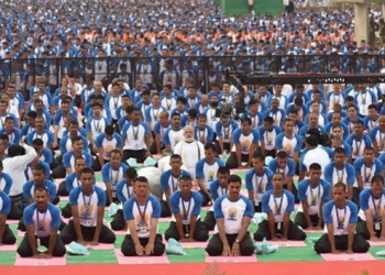 Hindistan Başbakanı binlerce kişiye yoga yaptırdı