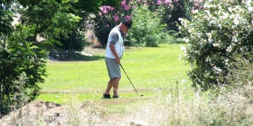 Belediye projeyi gerçekleştiremeyince, turistler golfü refüjde oynamaya başladı