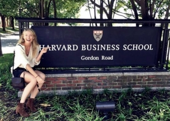Kortlardan uzak kalan Sharapova üniversiteli oldu