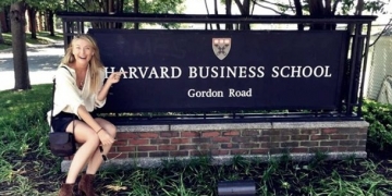 Kortlardan uzak kalan Sharapova üniversiteli oldu