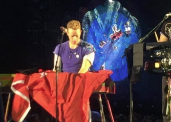 Coldplay, İstanbul için söyledi sahnede Türk bayrağı açtı