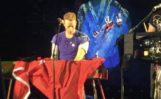 Coldplay, İstanbul için söyledi sahnede Türk bayrağı açtı 1 coldplay berlin konseri