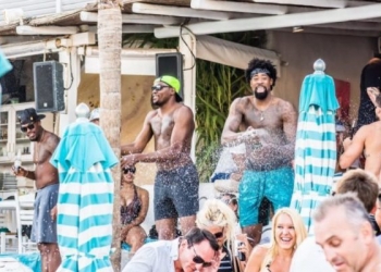 ABD’li basketbolcular zaferi Mikonos’ta kutladılar