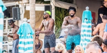 ABD’li basketbolcular zaferi Mikonos’ta kutladılar