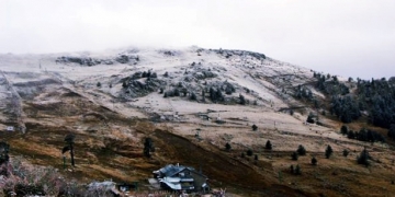 Ünlü kayak merkezine sezonun ilk karı düştü