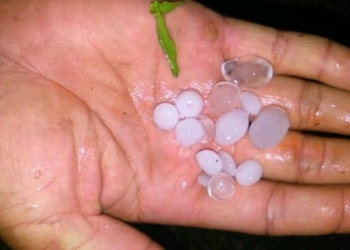 Tropik adaya dolu yağdı, herkes kamera şakası zannetti