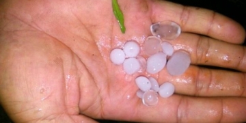 Tropik adaya dolu yağdı, herkes kamera şakası zannetti