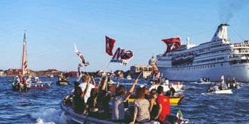 Venedik’te cruise gemileri protesto edildi