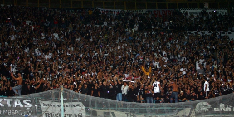 besiktas taraftari napoli