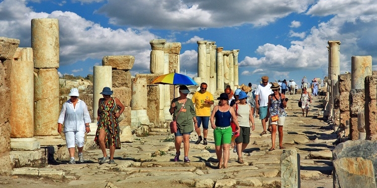 Türkiye’nin turizm gelirleri üçte bir azaldı