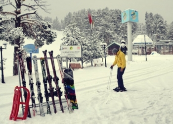 Türkiye’nin önemli kayak merkezlerinde erken gelen kar yağışı turizmcileri sevindirdi.