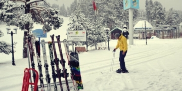 Türkiye’nin önemli kayak merkezlerinde erken gelen kar yağışı turizmcileri sevindirdi.