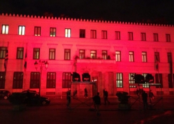 Atina’da belediye binası Türkiye için kırmızı beyaz