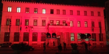 Atina’da belediye binası Türkiye için kırmızı beyaz