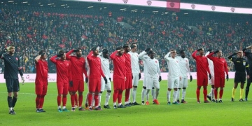 Futbol Dünyası Şehitlere Saygı Maçında Bir Araya Geldi