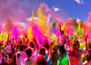 Holi fest turizmtatilseyahat