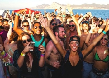 Yıldız Futbolcu Turist Kaynayan Eğlence Adasında Gece Kulübü Açıyor