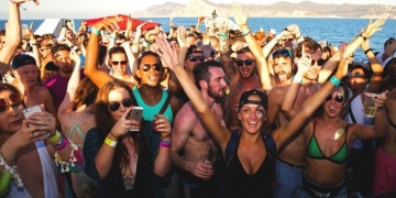 Yıldız Futbolcu Turist Kaynayan Eğlence Adasında Gece Kulübü Açıyor