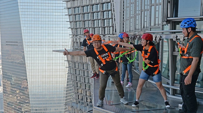 Çin Şangay'da Tehlikeli Turistik Gezi 1 Jinmao Kulesi Şangay