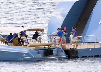 Aviva Joe Lewis ve Ailesi