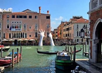 Venedik Yardım Heykeli