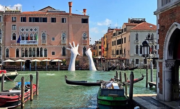 Venedik Yardım Heykeli
