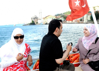 Bayındır, turizmdeki en büyük riski açıkladı: Her 4 turistten biri Arap!