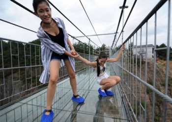 Çin’deki cam köprü açıldı!