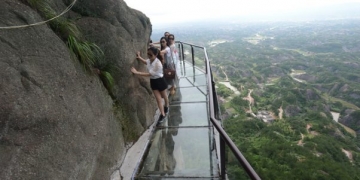 Çin’de dünyanın en uzun cam köprüsü yapıldı