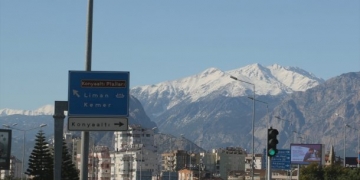 İki Mevsim Bir Arada: Dağlarında Kar, Sahillerinde Bahar