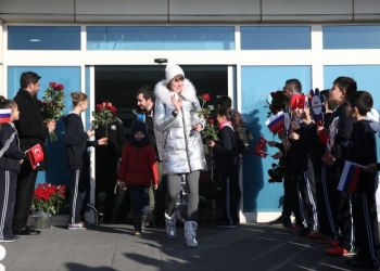 Kayseri bir ilki yaşadı, kayak için gelen Rus turistleri çiçeklerle karşıladı!