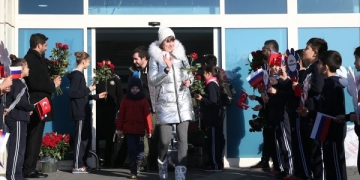 Kayseri bir ilki yaşadı, kayak için gelen Rus turistleri çiçeklerle karşıladı!