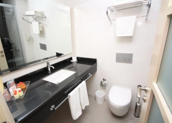 Çin’de müşterilerin bardaklarını tuvalet fırçası ile yıkadılar!