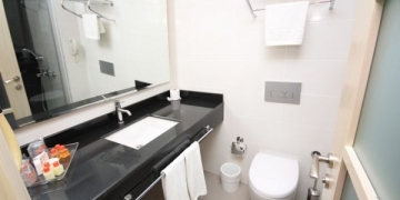 Çin’de müşterilerin bardaklarını tuvalet fırçası ile yıkadılar!