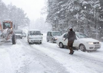 Kış turizminin gözdesi Uludağ’da kar yolları kapadı!