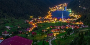 Trabzon Uzungöl’e turist akıyor