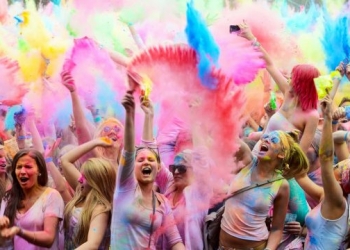 Dünyanın en renkli eğlencesi: Holi Festivali!