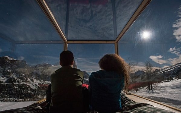 Yıldızları Alpler’in tepesinde izlemek: Yıldız ışığı odası! 1 alpler manzarası sunan kulube 3 599x400 1