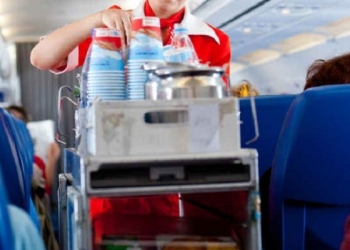 Kabin memurundan şok sözler: Uçaklarda sakın çay, kahve içmeyin!