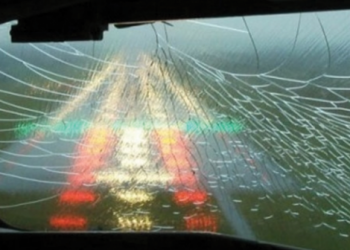 Camı kırılan İran uçağı acil iniş yaptı